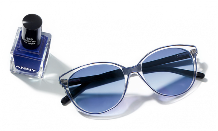 Sonnenbrille und Nagellack